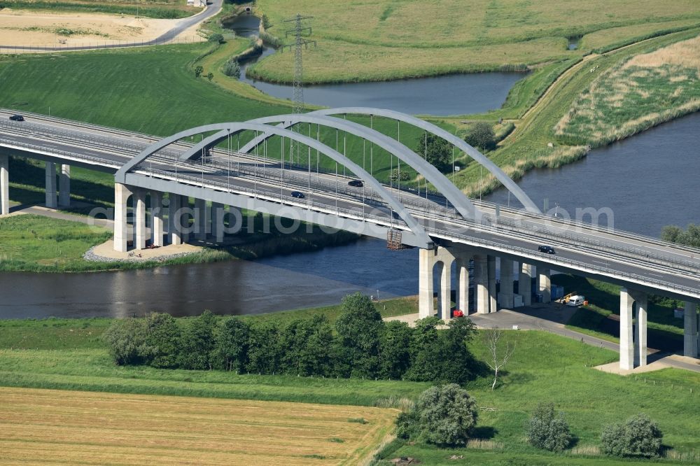 Itzehoe from the bird's eye view: Routing and lanes over the motorway bridge the BAB A23 on the banks of the Stoer River in Itzehoe in Schleswig-Holstein