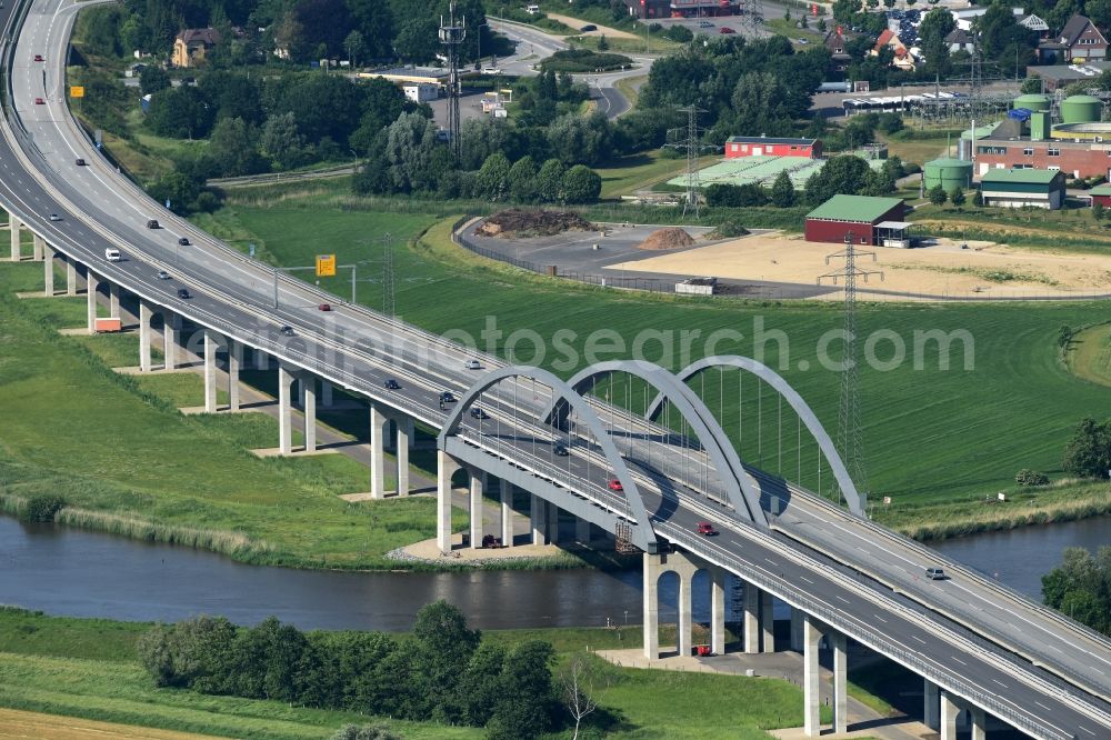 Aerial photograph Itzehoe - Routing and lanes over the motorway bridge the BAB A23 on the banks of the Stoer River in Itzehoe in Schleswig-Holstein