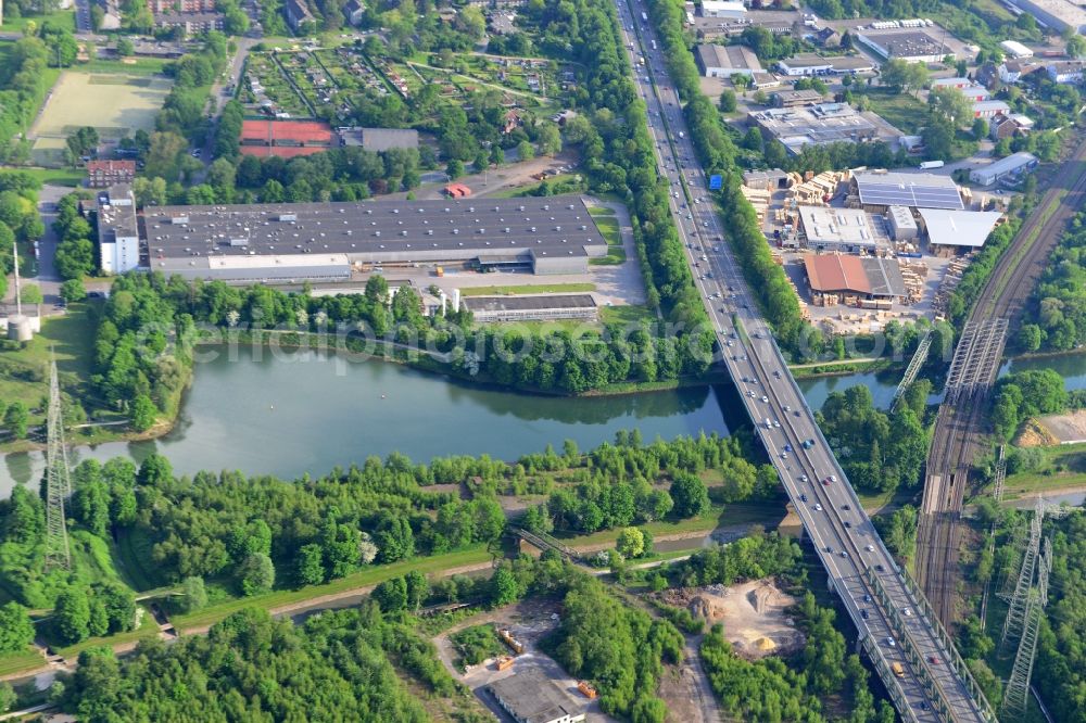 Aerial image Herne - Routing and traffic lanes over the highway bridge in the motorway A 43 ueber die Ufer des Rhein-Herne-Kanals in Herne in the state North Rhine-Westphalia