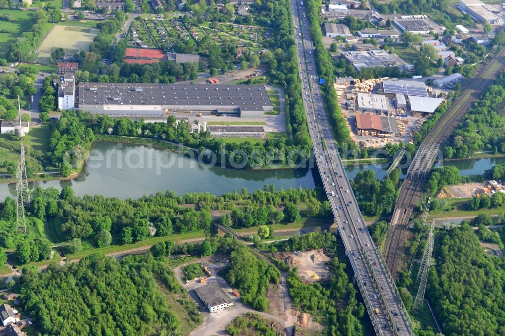 Aerial photograph Herne - Routing and traffic lanes over the highway bridge in the motorway A 43 ueber die Ufer des Rhein-Herne-Kanals in Herne in the state North Rhine-Westphalia