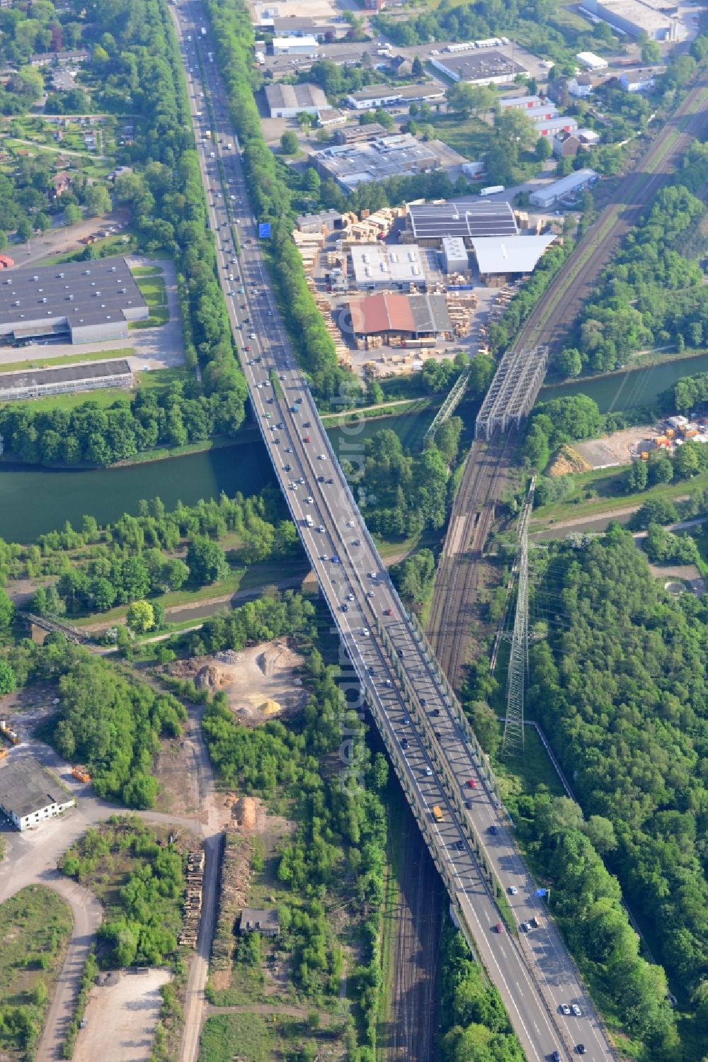 Herne from above - Routing and traffic lanes over the highway bridge in the motorway A 43 ueber die Ufer des Rhein-Herne-Kanals in Herne in the state North Rhine-Westphalia