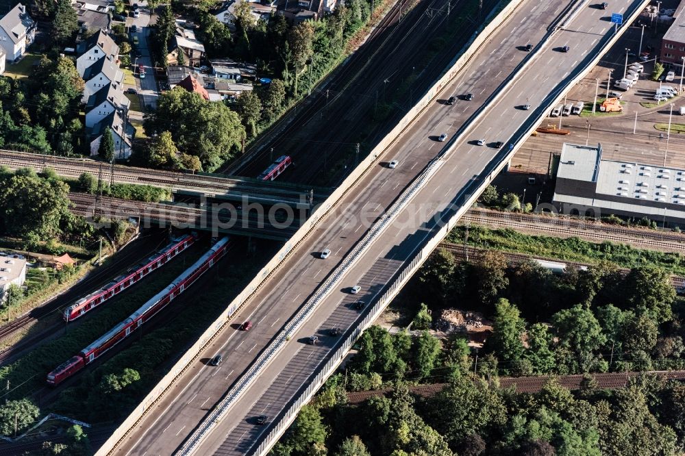 Duisburg from the bird's eye view: Routing and traffic lanes over the highway bridge in the motorway A 59 in Duisburg in the state North Rhine-Westphalia