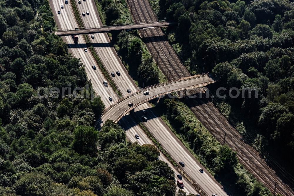 Aerial photograph Duisburg - Routing and traffic lanes over the highway bridge in the motorway A 3 in Duisburg in the state North Rhine-Westphalia