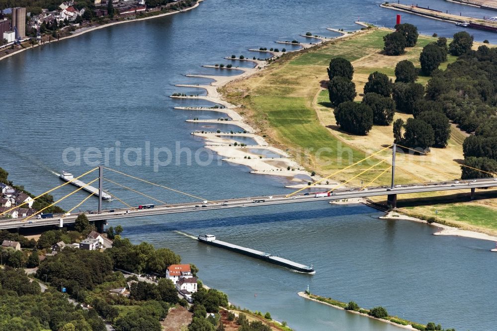 Duisburg from the bird's eye view: Routing and traffic lanes over the highway bridge in the motorway A 40 in Duisburg in the state North Rhine-Westphalia, Germany