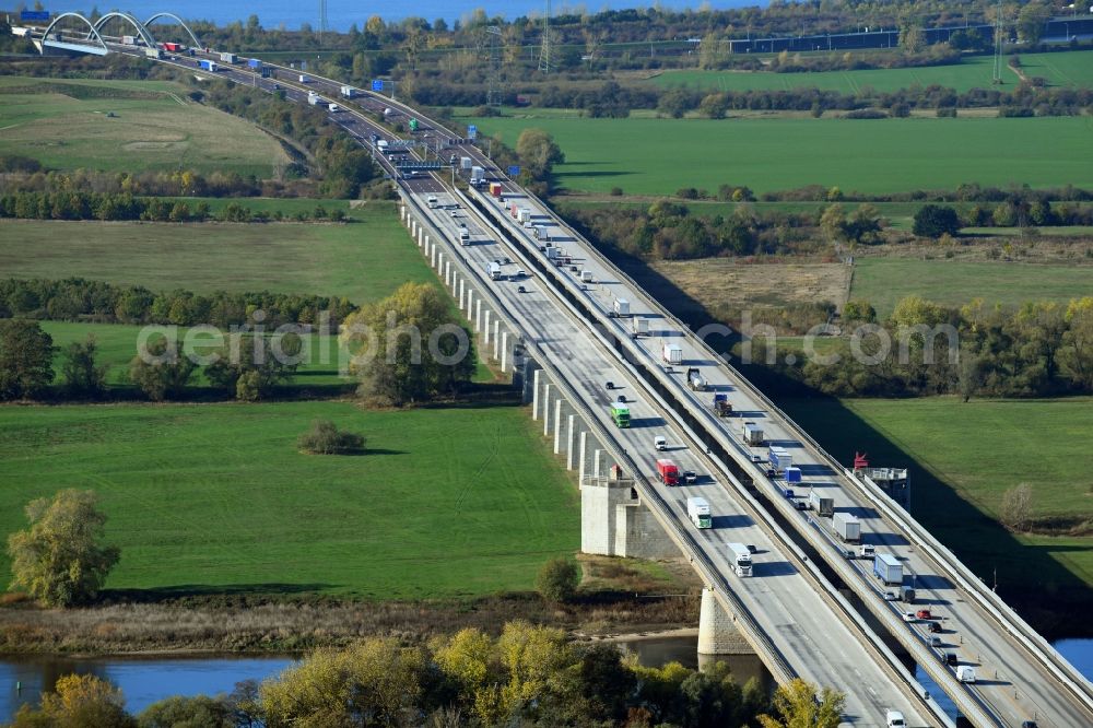 Aerial photograph Hohenwarthe - Routing and traffic lanes over the highway bridge in the motorway A 2 Elbbruecke about the shore of Elbe river in Hohenwarthe in the state Saxony-Anhalt, Germany