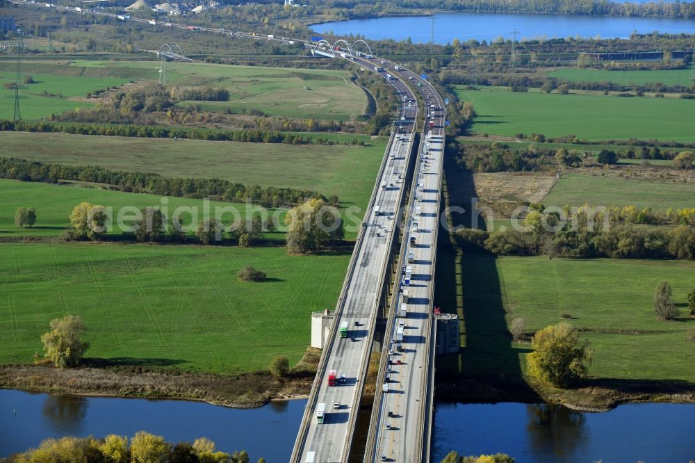 Aerial photograph Hohenwarthe - Routing and traffic lanes over the highway bridge in the motorway A 2 Elbbruecke about the shore of Elbe river in Hohenwarthe in the state Saxony-Anhalt, Germany