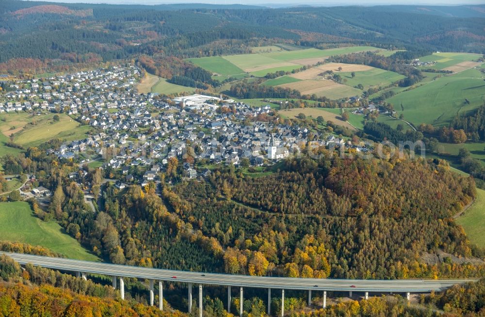 Aerial photograph Eversberg - Routing and traffic lanes over the highway bridge in the motorway A 46 in Eversberg in the state North Rhine-Westphalia, Germany