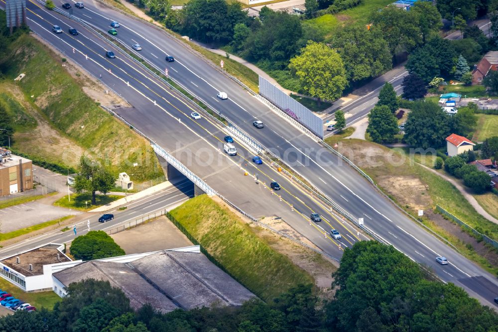 Aerial photograph Herne - Routing and traffic lanes over the highway bridge in the motorway A 43 on Forellstrasse in Herne at Ruhrgebiet in the state North Rhine-Westphalia, Germany