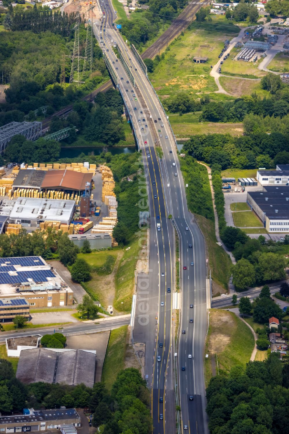 Aerial image Herne - Routing and traffic lanes over the highway bridge in the motorway A 43 on Forellstrasse in Herne at Ruhrgebiet in the state North Rhine-Westphalia, Germany