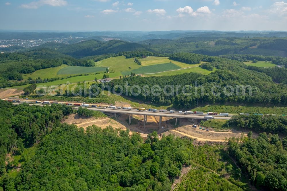 Hagen from the bird's eye view: Routing and traffic lanes over the highway bridge in the motorway A 45 Kattenohl A45 of Sauerlandlinie in Hagen in the state North Rhine-Westphalia, Germany