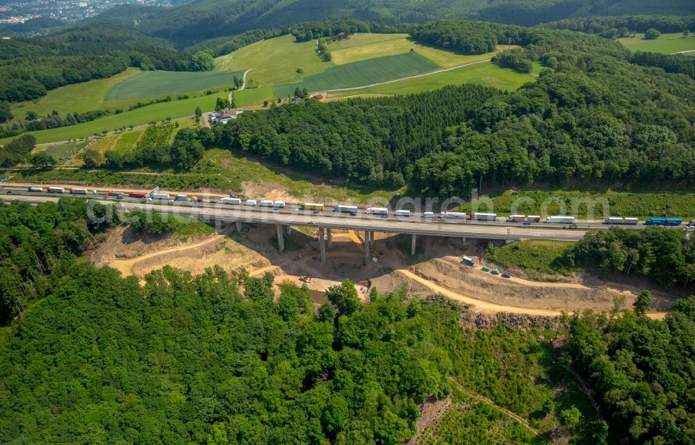 Aerial photograph Hagen - Routing and traffic lanes over the highway bridge in the motorway A 45 Kattenohl A45 of Sauerlandlinie in Hagen in the state North Rhine-Westphalia, Germany