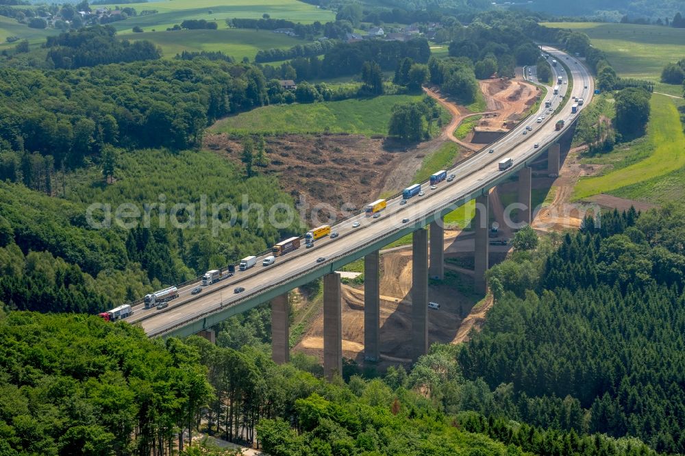 Hagen from the bird's eye view: Routing and traffic lanes over the highway bridge in the motorway A 45 Kattenohl A45 of Sauerlandlinie in Hagen in the state North Rhine-Westphalia, Germany