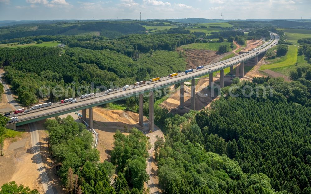 Aerial photograph Hagen - Routing and traffic lanes over the highway bridge in the motorway A 45 Kattenohl A45 of Sauerlandlinie in Hagen in the state North Rhine-Westphalia, Germany