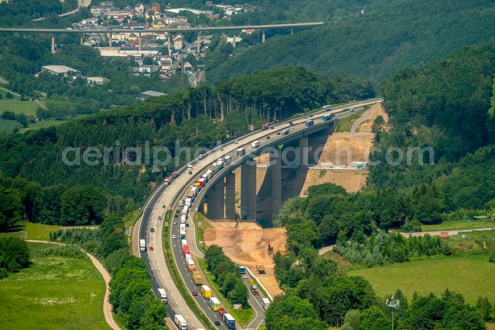 Hagen from the bird's eye view: Routing and traffic lanes over the highway bridge in the motorway A 45 Kattenohl A45 of Sauerlandlinie in Hagen in the state North Rhine-Westphalia, Germany