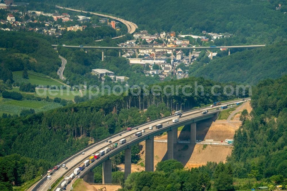 Aerial image Hagen - Routing and traffic lanes over the highway bridge in the motorway A 45 Kattenohl A45 of Sauerlandlinie in Hagen in the state North Rhine-Westphalia, Germany