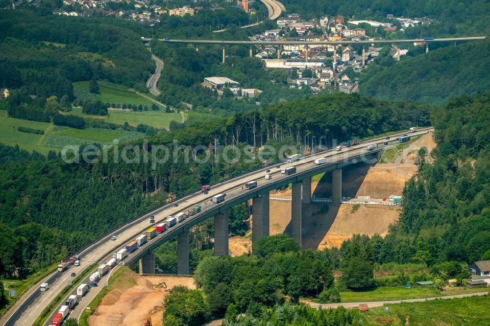 Aerial photograph Hagen - Routing and traffic lanes over the highway bridge in the motorway A 45 Kattenohl A45 of Sauerlandlinie in Hagen in the state North Rhine-Westphalia, Germany