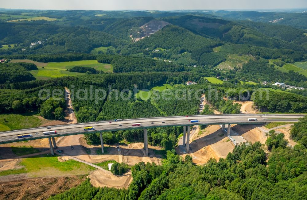 Hagen from the bird's eye view: Routing and traffic lanes over the highway bridge in the motorway A 45 Kattenohl A45 of Sauerlandlinie in Hagen in the state North Rhine-Westphalia, Germany