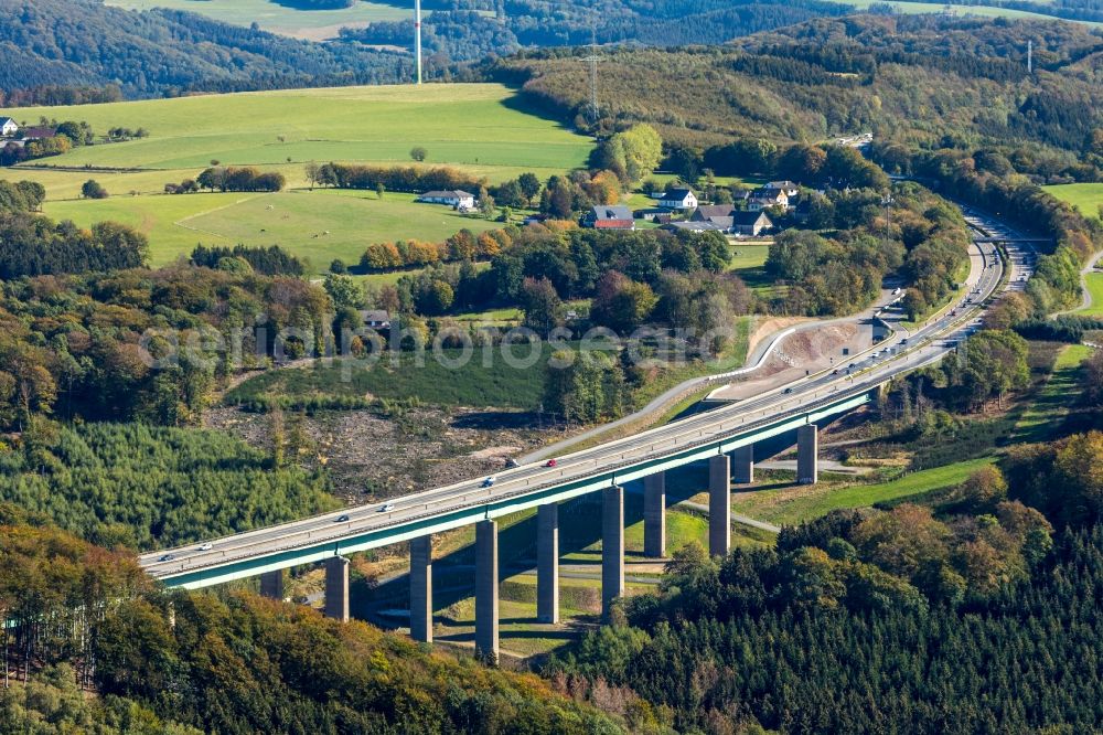 Aerial photograph Hagen - Routing and traffic lanes over the highway bridge in the motorway A 45 Kattenohl A45 of Sauerlandlinie in Hagen in the state North Rhine-Westphalia, Germany