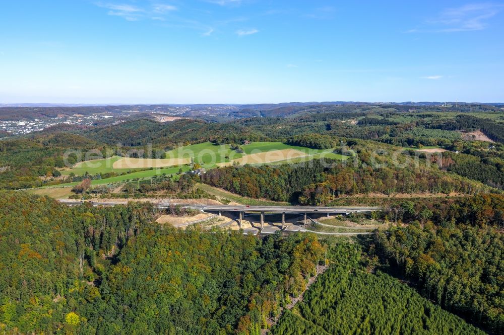 Hagen from the bird's eye view: Routing and traffic lanes over the highway bridge in the motorway A 45 Kattenohl A45 of Sauerlandlinie in Hagen in the state North Rhine-Westphalia, Germany