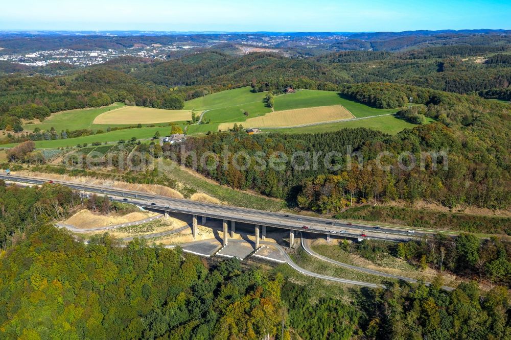 Aerial photograph Hagen - Routing and traffic lanes over the highway bridge in the motorway A 45 Kattenohl A45 of Sauerlandlinie in Hagen in the state North Rhine-Westphalia, Germany