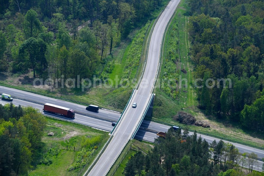 Aerial image Dechtow - Routing and traffic lanes over the highway bridge in the motorway A 24 - Landesstrasse L137 in Dechtow in the state Brandenburg, Germany