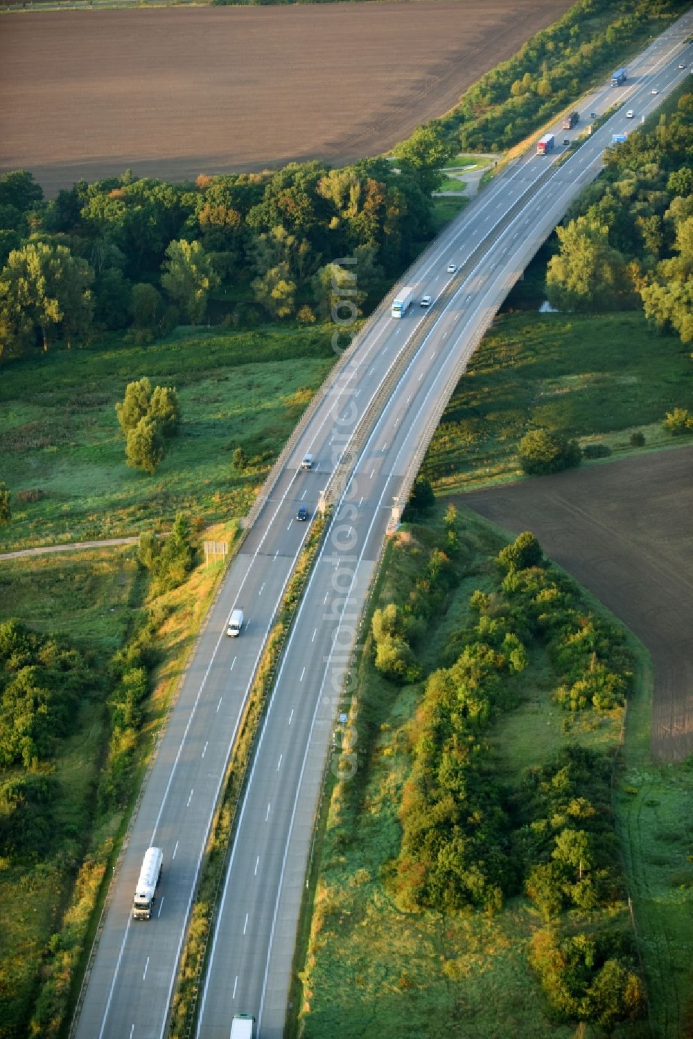 Aerial photograph Neugattersleben - Routing and traffic lanes over the highway bridge in the motorway A 14 in Neugattersleben in the state Saxony-Anhalt, Germany