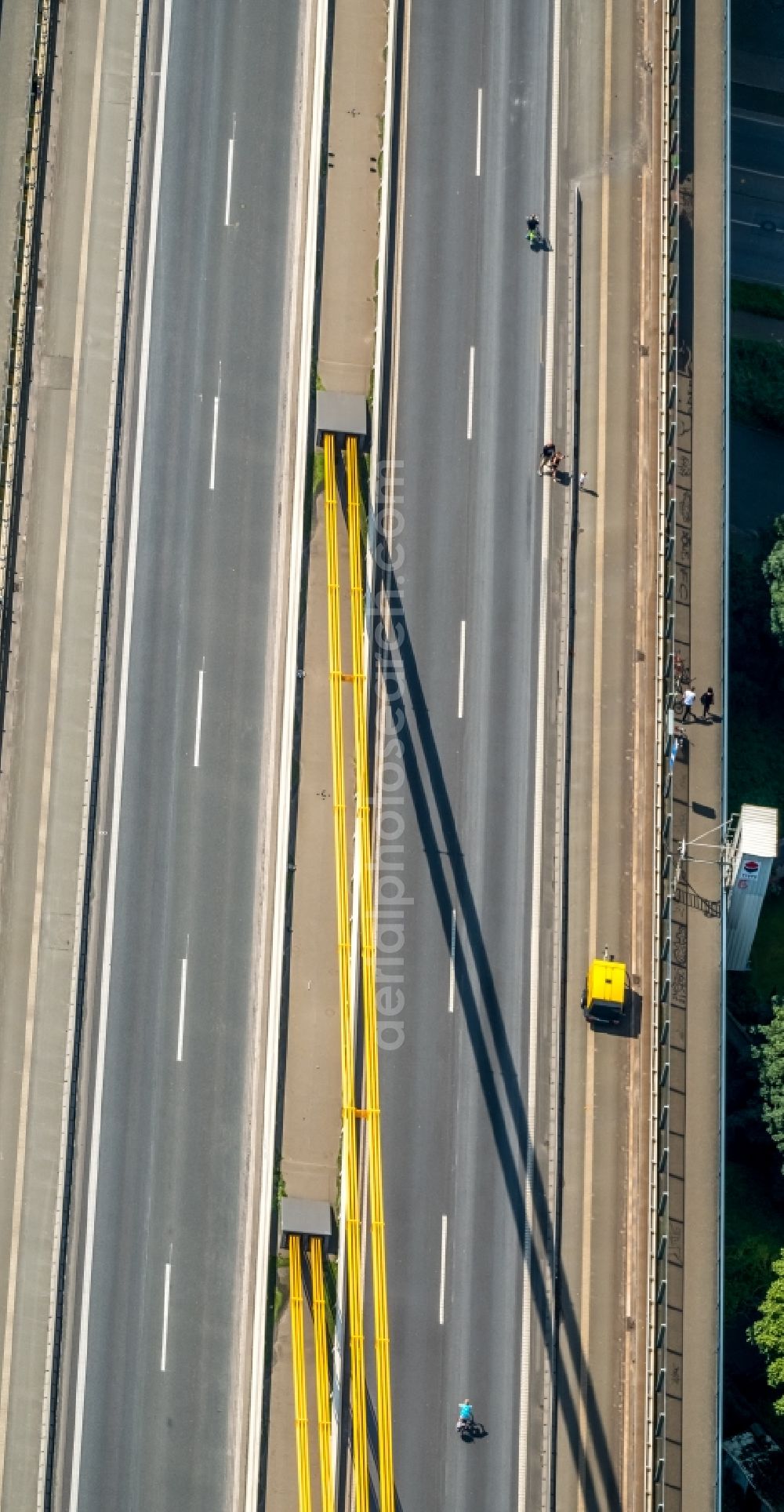 Duisburg from above - Routing and traffic lanes over the highway bridge in the motorway A 40 in the district Neuenkamp in Duisburg in the state North Rhine-Westphalia, Germany