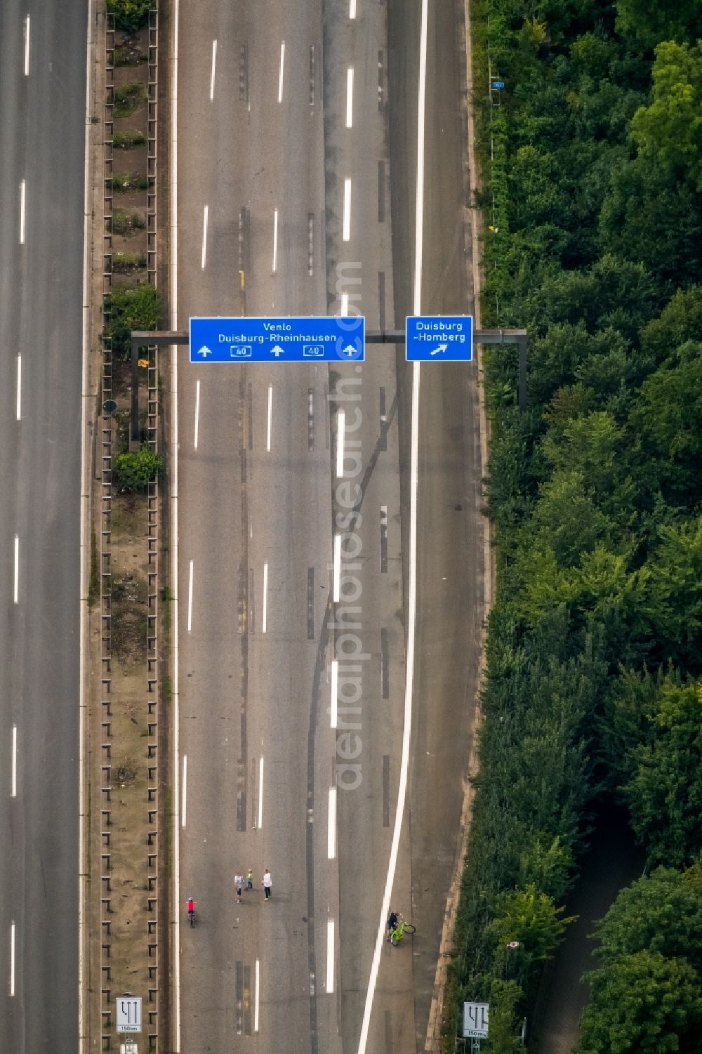 Duisburg from the bird's eye view: Routing and traffic lanes over the highway bridge in the motorway A 40 in the district Neuenkamp in Duisburg in the state North Rhine-Westphalia, Germany