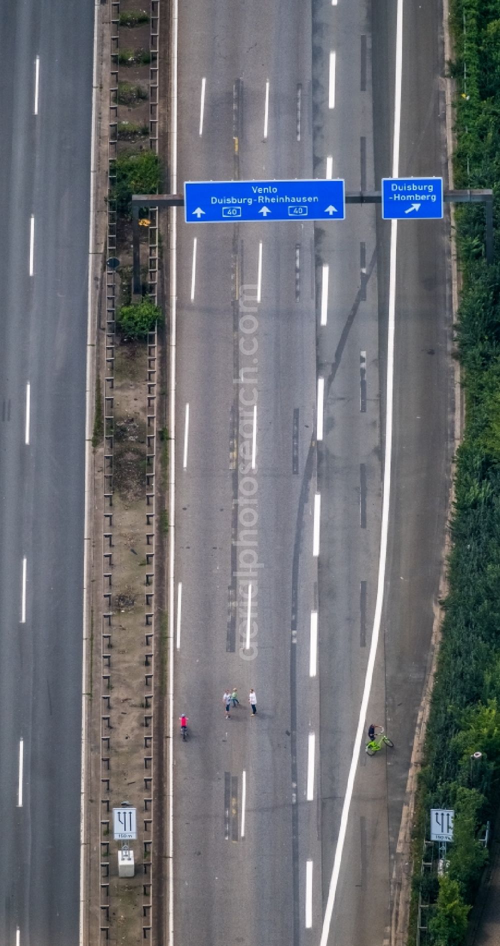 Aerial image Duisburg - Routing and traffic lanes over the highway bridge in the motorway A 40 in the district Neuenkamp in Duisburg in the state North Rhine-Westphalia, Germany