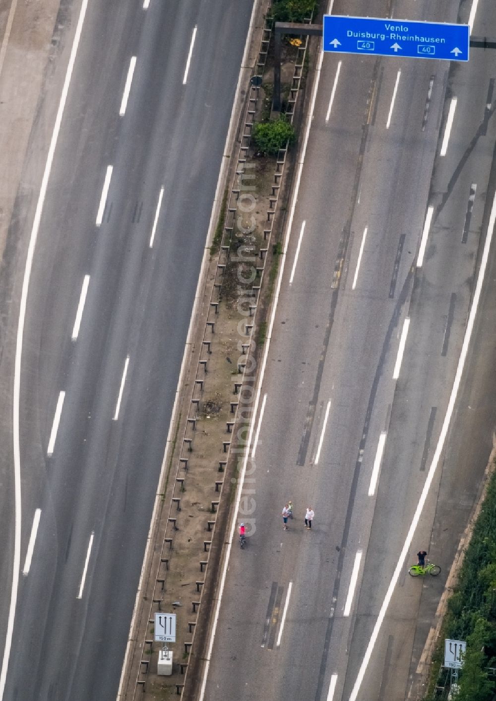 Aerial photograph Duisburg - Routing and traffic lanes over the highway bridge in the motorway A 40 in the district Neuenkamp in Duisburg in the state North Rhine-Westphalia, Germany