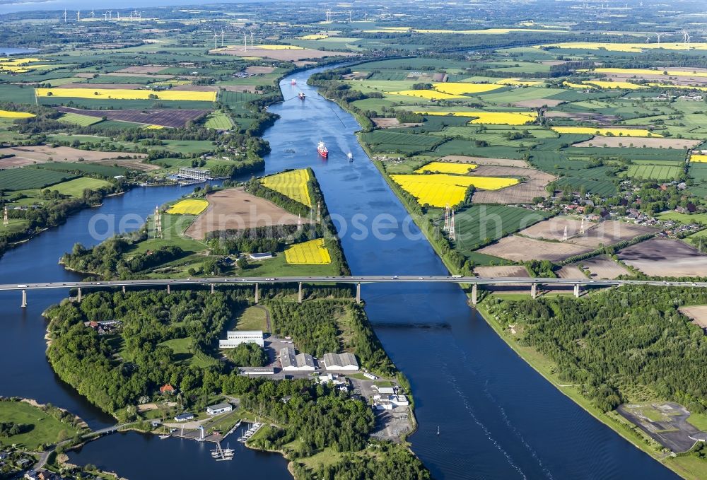 Aerial image Rade - Routing and traffic lanes over the highway bridge in the motorway A 7 in Rade in the state Schleswig-Holstein, Germany