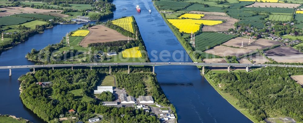 Aerial photograph Rade - Routing and traffic lanes over the highway bridge in the motorway A 7 in Rade in the state Schleswig-Holstein, Germany