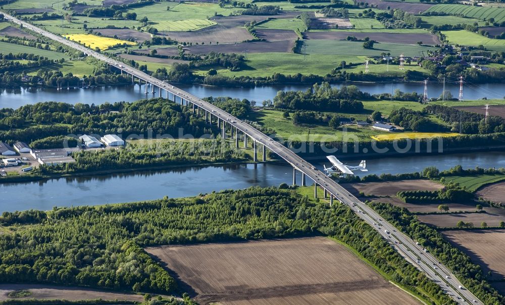 Aerial photograph Rade - Routing and traffic lanes over the highway bridge in the motorway A 7 in Rade in the state Schleswig-Holstein, Germany