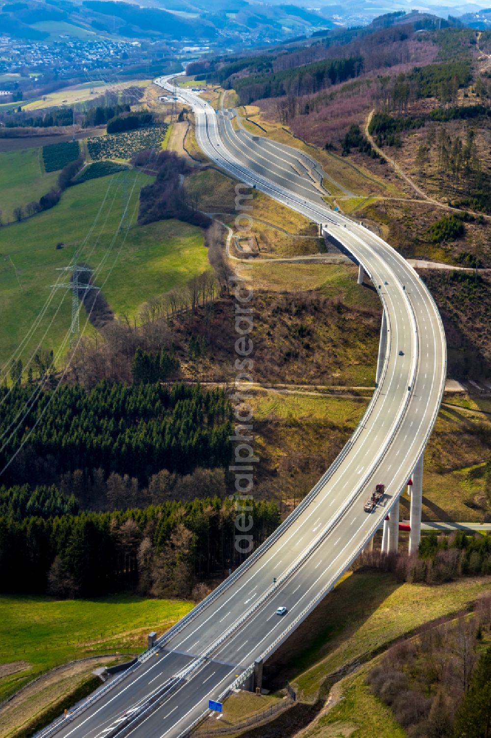 Aerial image Nuttlar - Routing and traffic lanes over the highway bridge in the motorway A 46 Talbruecke Nuttlar in Nuttlar at Sauerland in the state North Rhine-Westphalia, Germany