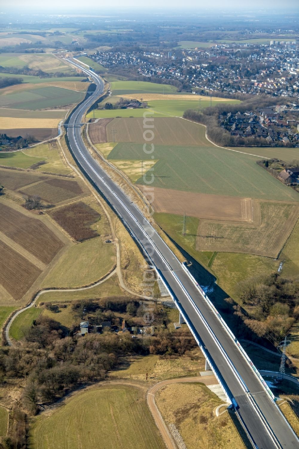 Aerial photograph Velbert - Routing and traffic lanes over the highway bridge in the motorway A 44 in Velbert in the state North Rhine-Westphalia, Germany