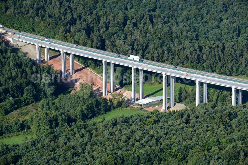 Aerial photograph Ebersburg - Routing and traffic lanes over the highway bridge in the motorway A 7 E45 - Viadukt of Doellbachtalbruecke in Ebersburg in the state Hesse