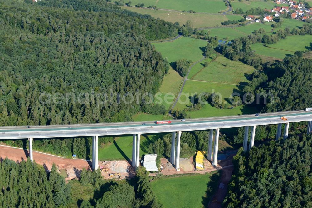 Aerial photograph Ebersburg - Routing and traffic lanes over the highway bridge in the motorway A 7 E45 - Viadukt of Doellbachtalbruecke in Ebersburg in the state Hesse