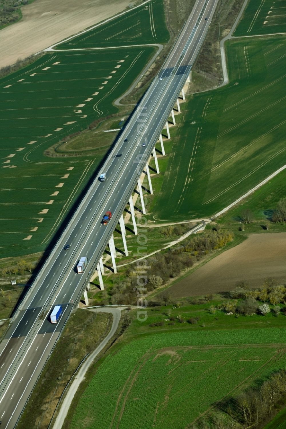 Aerial photograph Alberstedt - Routing and traffic lanes over the highway bridge in the motorway A 38 - Weidatalbruecke in Alberstedt in the state Saxony-Anhalt, Germany