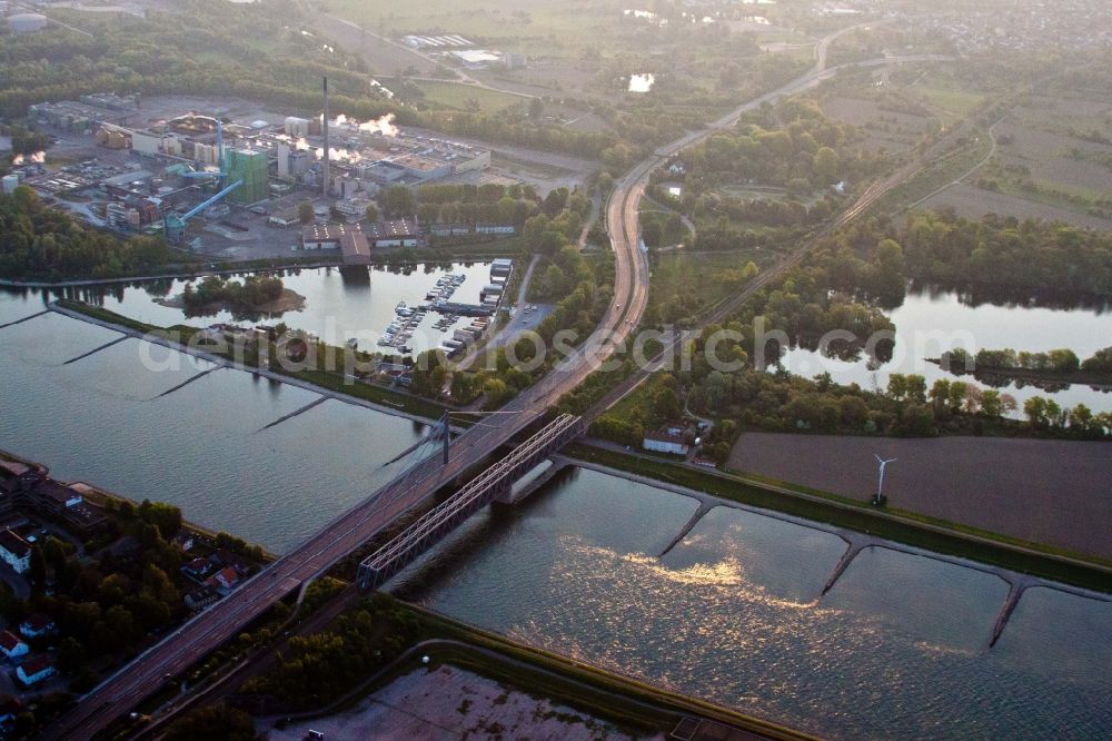 Aerial photograph Wörth am Rhein - Routing and traffic lanes over the highway bridge in the motorway A 10 crossing the rhine in Woerth am Rhein in the state Rhineland-Palatinate