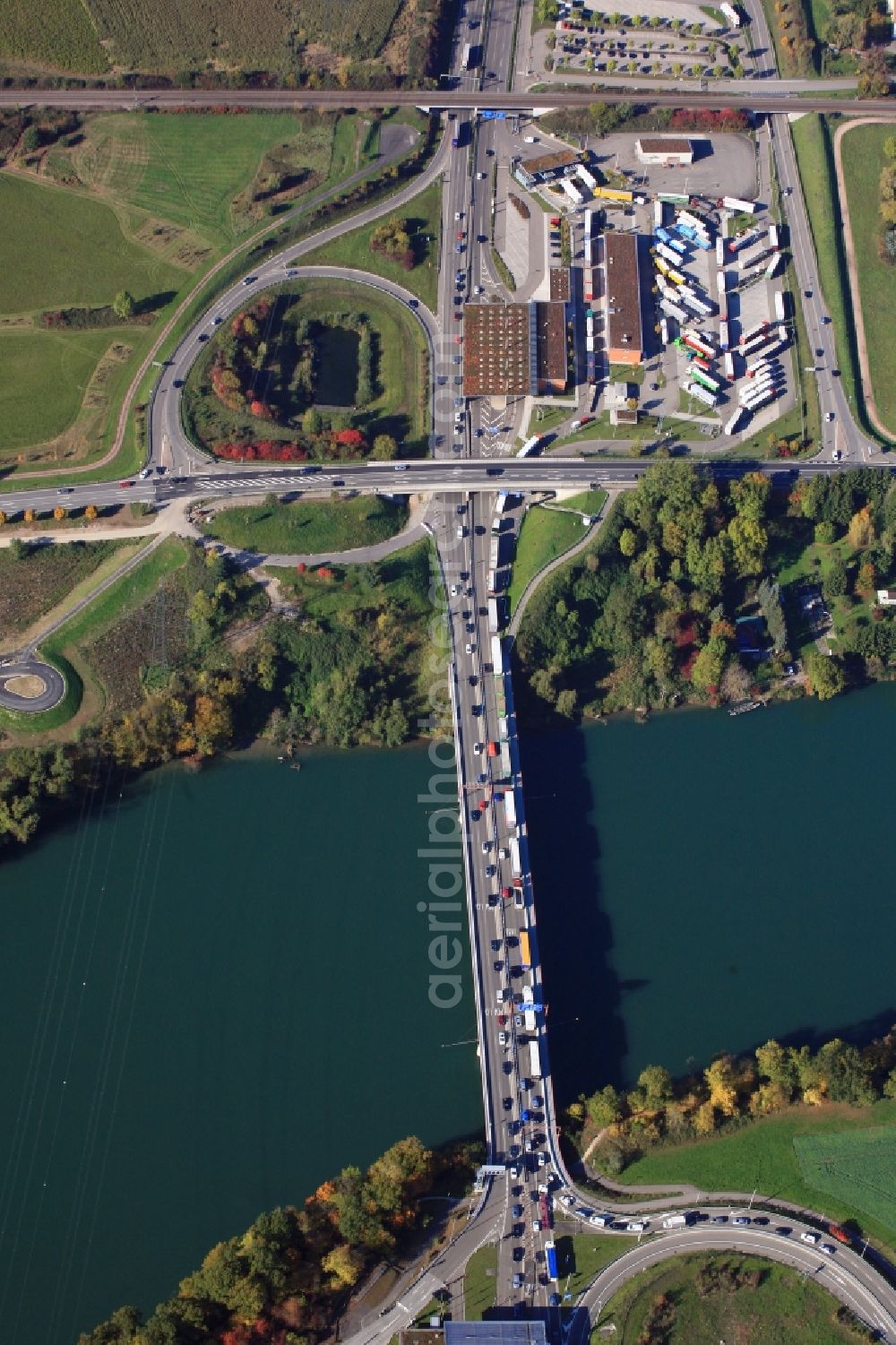 Aerial photograph Rheinfelden (Baden) - Routing and traffic lanes over the highway bridge of the motorway A 861 for border crossing into Switzerland in Rheinfelden (Baden) in the state , Germany. Daily traffic jam due to custom Service