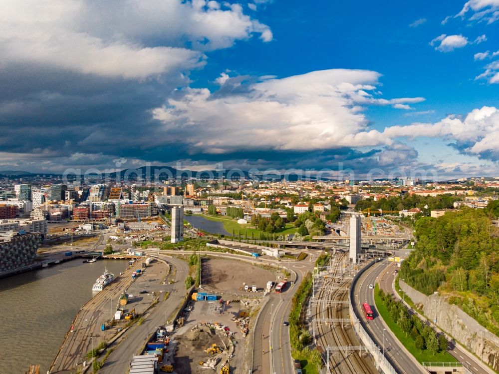 Aerial image Oslo - Routing and traffic lanes over the highway bridge in the motorway A E18 to the 162 in the district Gamle Oslo in Oslo in Norway