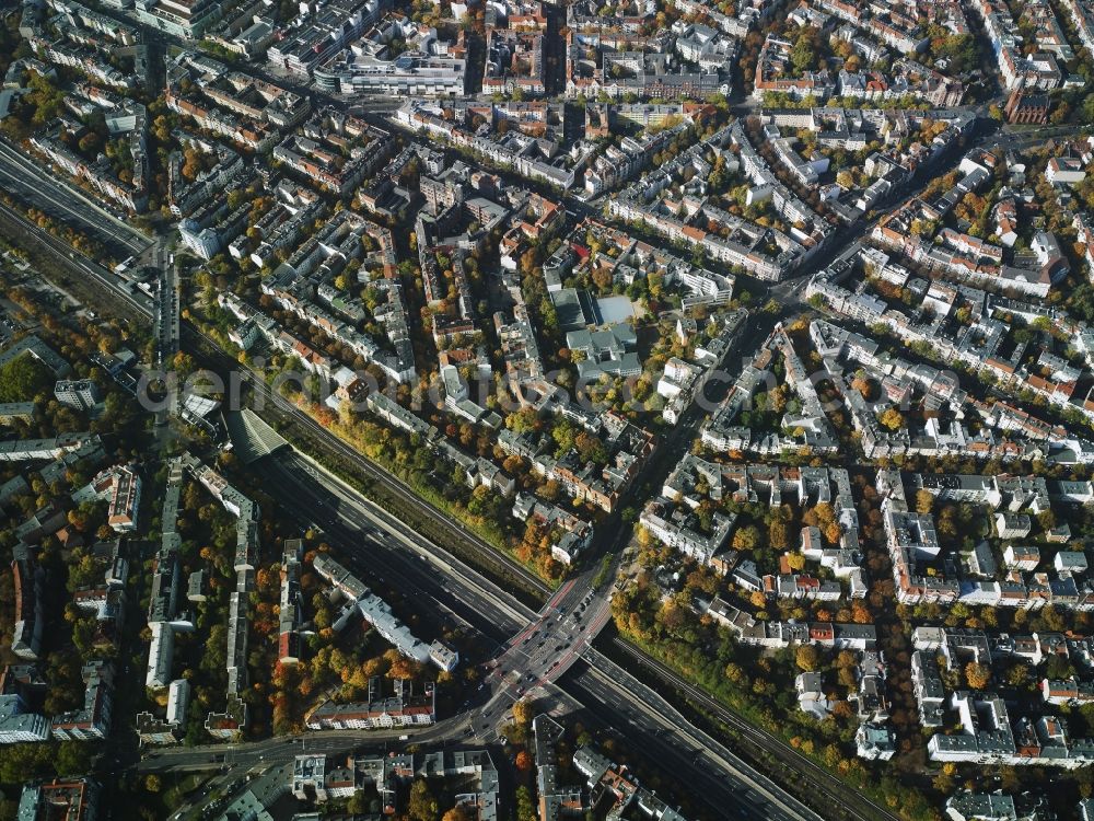 Aerial image Berlin - Routing and traffic lanes over the highway bridge in the motorway over the A 103 in Berlin. With residential areas along the Saarstrasse - Thorwaldsenstrasse - Rheinstrasse