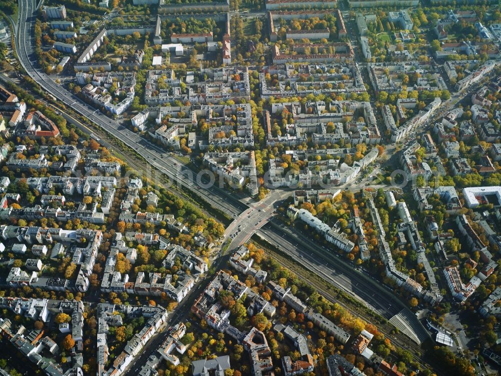 Aerial photograph Berlin - Routing and traffic lanes over the highway bridge in the motorway over the A 103 in Berlin. With residential areas along the Saarstrasse - Thorwaldsenstrasse - Rheinstrasse