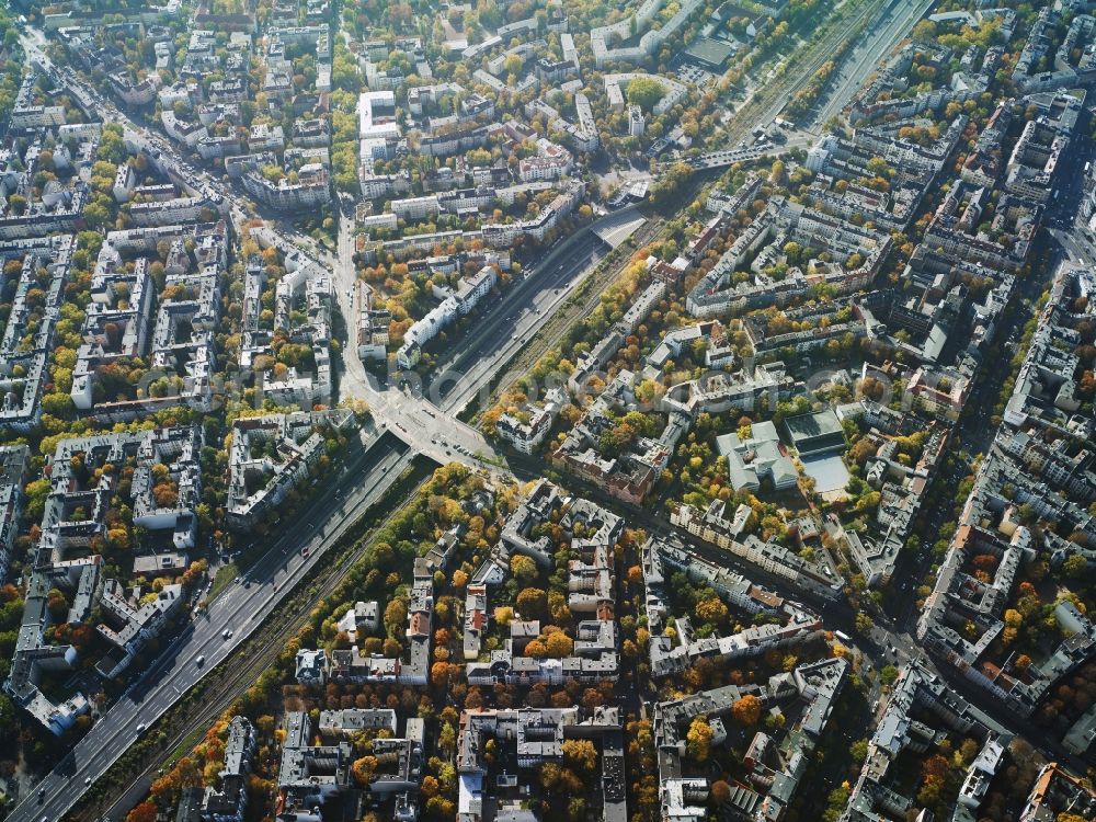 Aerial photograph Berlin - Routing and traffic lanes over the highway bridge in the motorway over the A 103 in Berlin. With residential areas along the Saarstrasse - Thorwaldsenstrasse - Rheinstrasse