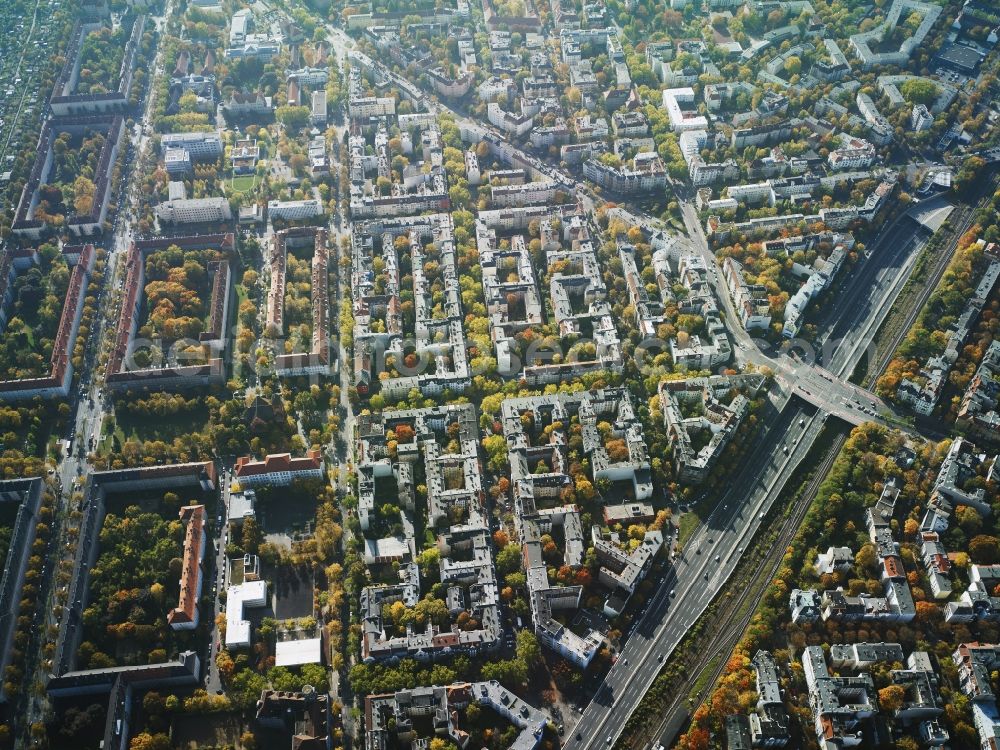 Berlin from the bird's eye view: Routing and traffic lanes over the highway bridge in the motorway over the A 103 in Berlin. With residential areas along the Rubensstrasse - Menzelstrasse - Grazer Damm - Thorwaldsenstrasse