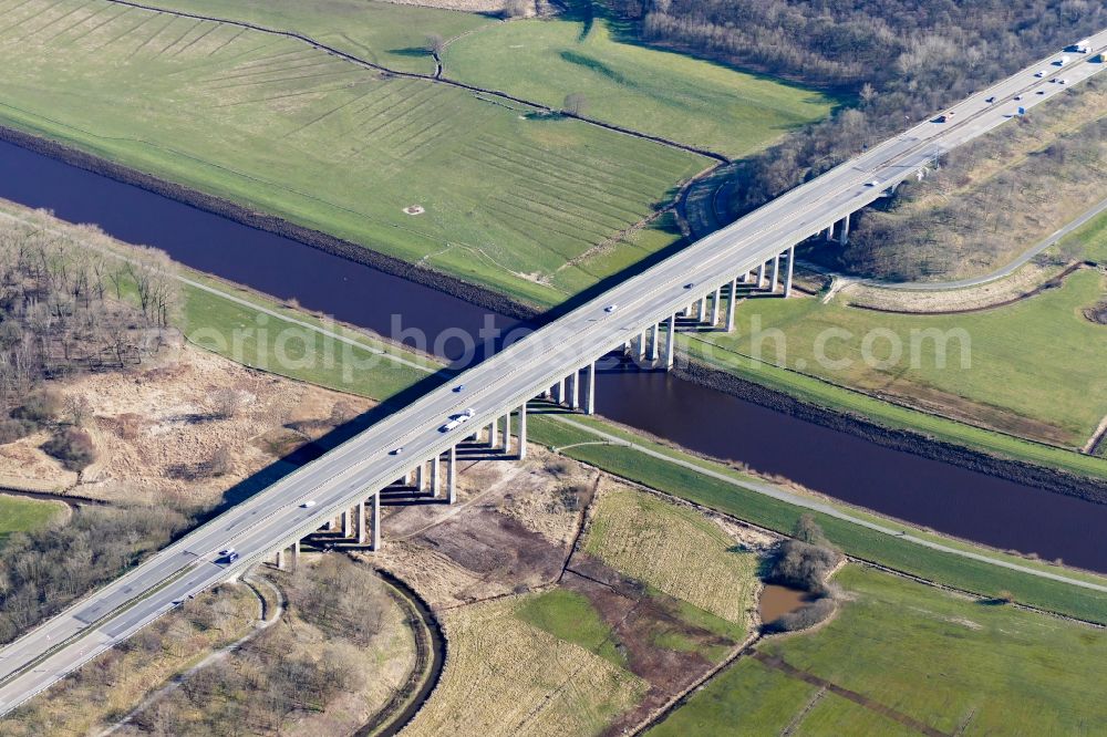 Aerial image Oldenburg - Routing and traffic lanes over the highway bridge Huntebruecke in the motorway A 29 in Oldenburg in the state Lower Saxony, Germany