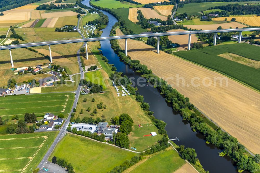 Aerial photograph Mintard - Routing and traffic lanes over the highway bridge in the motorway A 52 over the shore of river Ruhr in Muelheim on the Ruhr in the state North Rhine-Westphalia, Germany