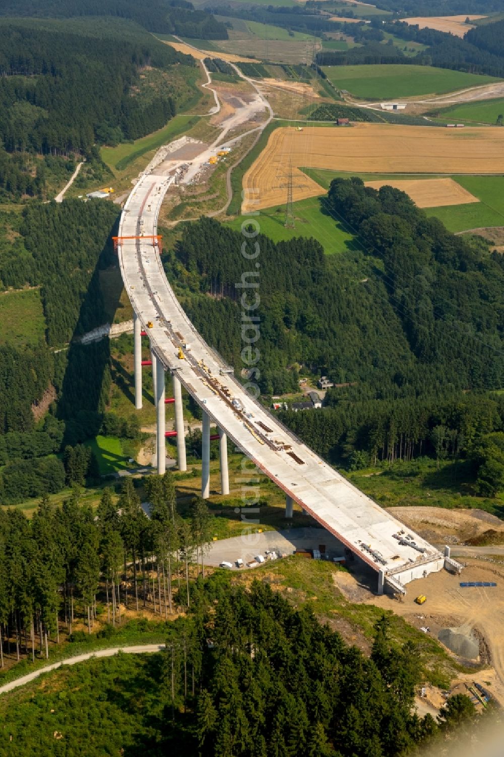 Aerial photograph Warstein - Routing and traffic lanes over the new building of the highway bridge in the motorway A46 in Bestwig in the state North Rhine-Westphalia