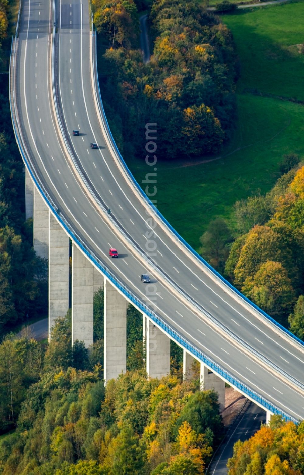 Aerial photograph Eversberg - Routing and traffic lanes over the highway bridge of the motorway A 46 in Eversberg in the state of North Rhine-Westphalia