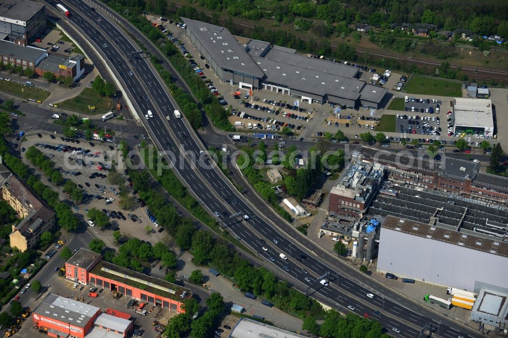 Aerial photograph Berlin - The A100 motorway passes through the city district of Berlin-Tempelhof Berlin. At the height of the bridge over the Oberlandstraae an inner city industrial area has developed on the 'highway. Companies like Volkswagen Automobile GmbH Berlin, Germany Gillette GmbH, Lemberg food and Pickens Self Storage Berlin Tempelhof have their offices here